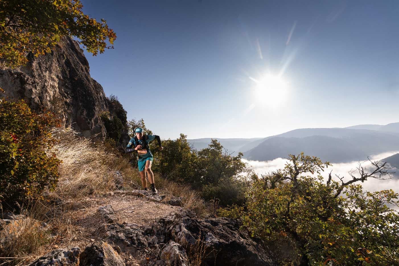 Coureur de l'Endurance Trail sous le ciel bleu des Grands Causses