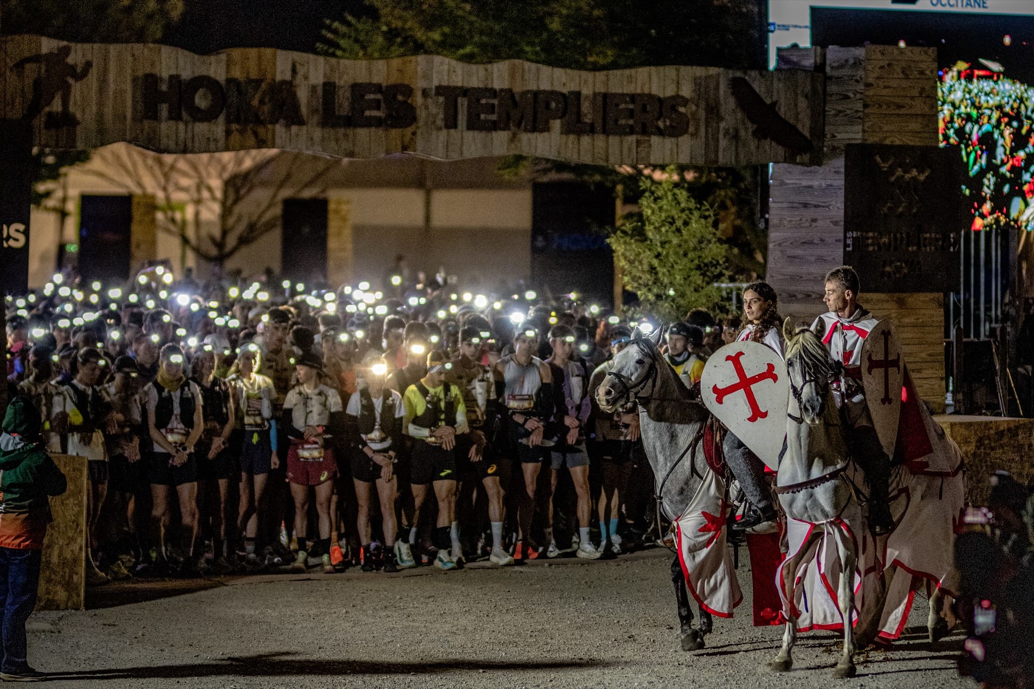 Départ de nuit du Grand Trail des Templiers 2026, coureurs à la frontale et Templiers à cheval